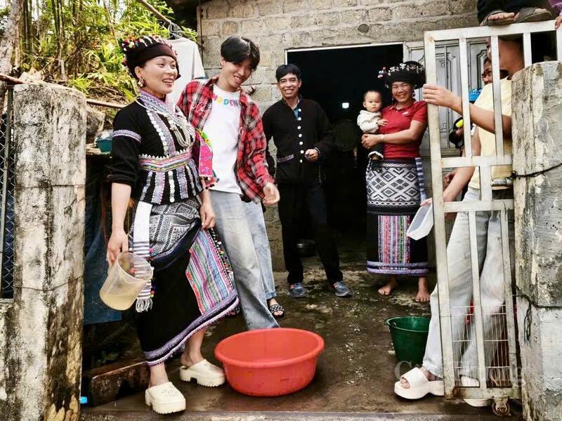 Bà con trong bản chờ đợi người dân và du khách để "tạt" nước đem đến điều may mắn cho một năm.