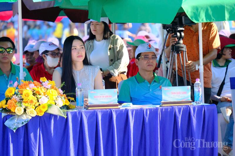 Các đại biểu tham dự lễ khai mạc. Ảnh: Lê Sơn