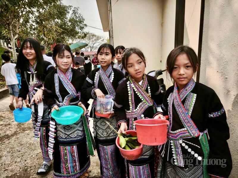 Các bé gái trong bản cũng hào hứng chờ đợi "tạt" nước cho mọi người.