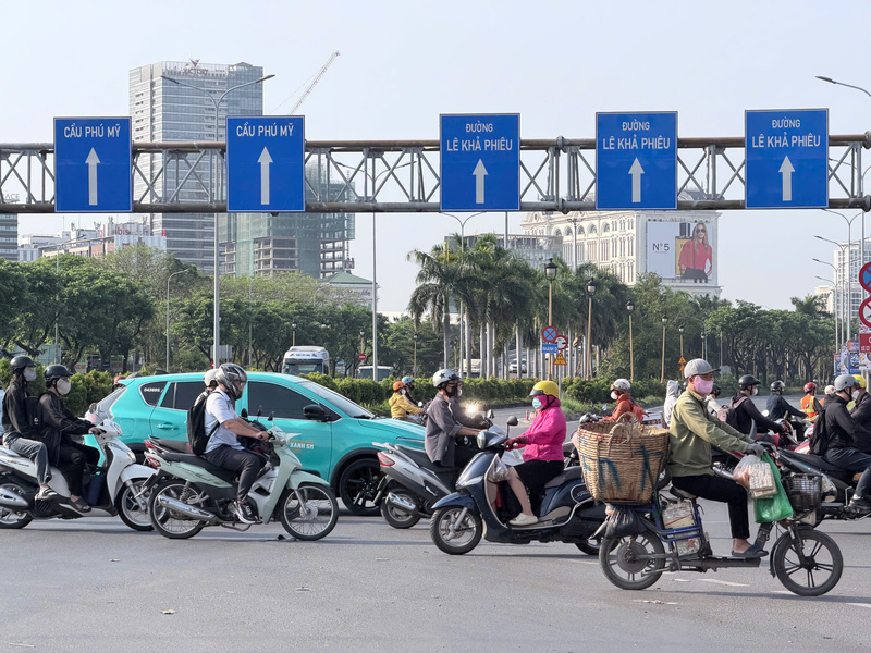 Người dân khi ra ngoài cần chú ý che chắn, bổ sung đủ nước để tránh tình trạng mất nước hoặc say nắng.