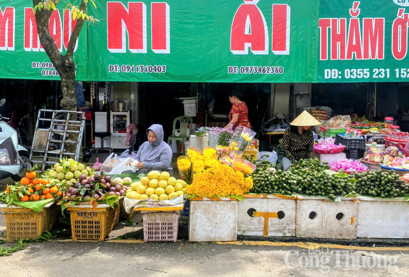 Sự tiện lợi trong bày biện hàng hoá, mua bán đã làm nên sức sống lâu đời của chợ truyền thống.