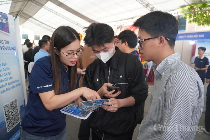 Ngày hội việc làm 2026 của HaUI đã thu hút hơn 70 doanh nghiệp tham gia.