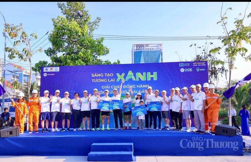 Ban Tổ chức đã trao nhiều giải thưởng cho các cá nhân và tập thể có thành tích xuất sắc.