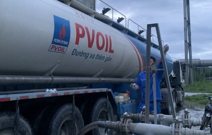 Pha phụ gia vào nhiên liệu DO và nhiên liệu FO trong xe bồn. Ảnh: NVCC