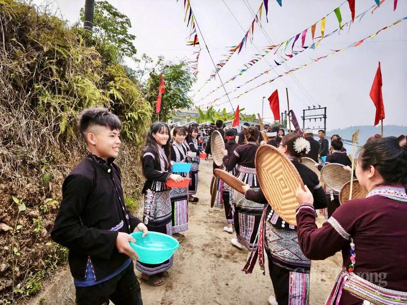 Người Lào quan niệm được "tạt" nước là một điều may mắn cho cả năm.