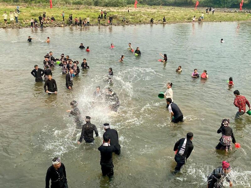 Tái hiện đời sống sinh hoạt gắn với thiên nhiên của đồng bào dân tộc Lào.