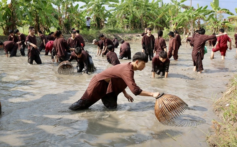Du khách được trực tiếp trải nghiệm các trò chơi dân gian tại địa phương. Ảnh: vinhlong.gov.vn