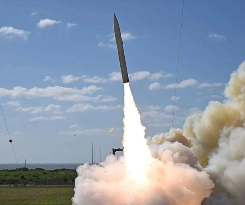 Hệ thống tên lửa siêu vuột âm Dark Eagle trong một vụ phóng thử. Ảnh: Defense News