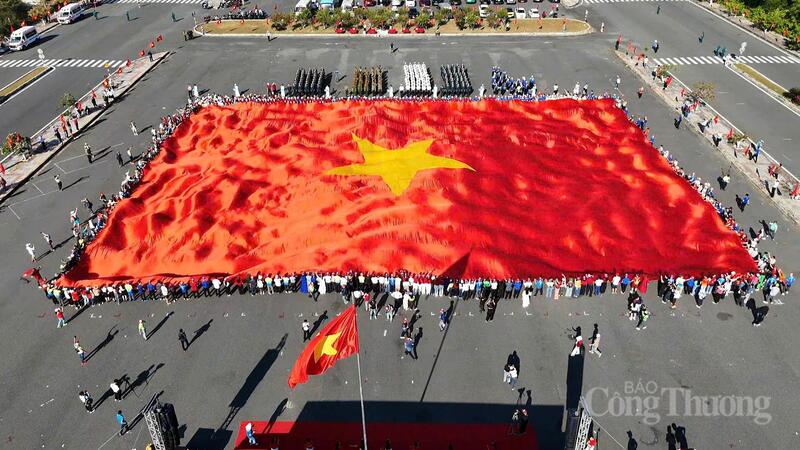 Các đại biểu, đoàn viên thanh niên, lực lượng vũ trang và Nhân dân thực hiện nghi thức tôn vinh Lá cờ tổ quốc. Ảnh: Lê Sơn