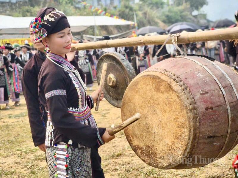 Tiếng trống và những điệu múa của dân tộc Lào trong ngày hội đã tạo nên một bức tranh sôi động, rực rỡ.
