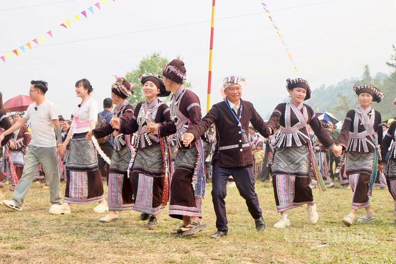 Người dân và du khách tưng bừng hòa trong lễ hội.