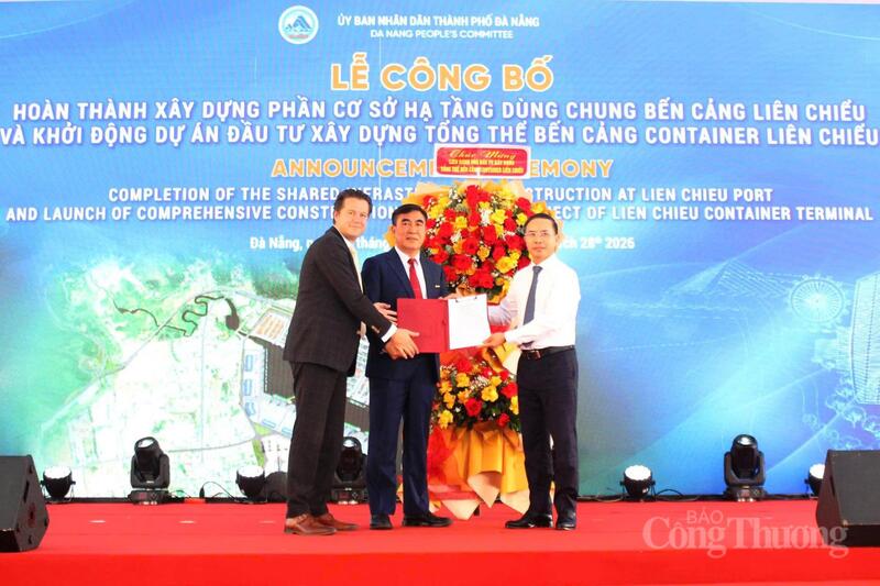 Chủ tịch UBND TP. Đà Nẵng Phạm Đức Ấn trao quyết định phê duyệt lựa chọn nhà đầu tư dự án bến cảng container Liên Chiểu cho liên danh Công ty CP Tập đoàn Hateco – Công ty TNHH Cảng biển Hateco – APM Terminals B.V. (Hà Lan)