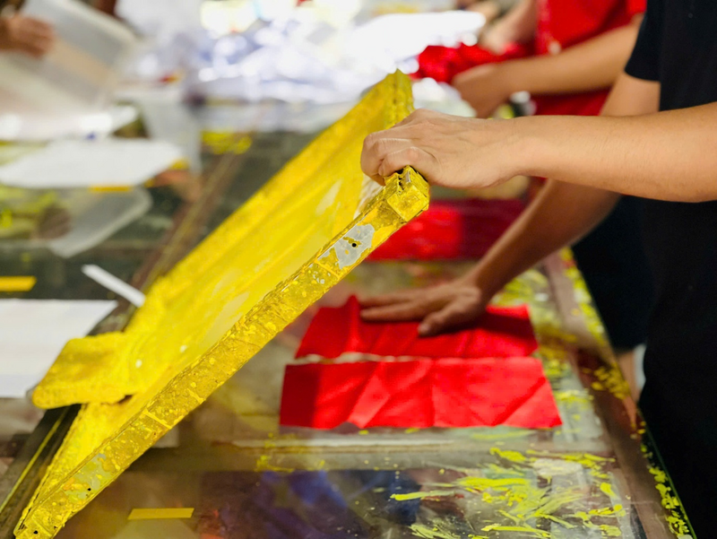 Để hoàn thiện được một sản phẩm, người thợ phải trải qua khoảng 10 công đoạn, từ chọn vải, đo đạc đến in, sấy và may hoàn chỉnh. Ảnh: Mai Linh