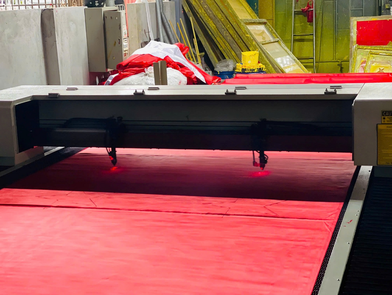 Mỗi ngày, hàng nghìn, thậm chí hàng vạn lá cờ với đủ kích cỡ khác nhau được hoàn thiện, kịp thời cung ứng ra thị trường, đặc biệt là những dịp phục vụ cho các ngày lễ lớn của cả nước. Ảnh: Mai Linh