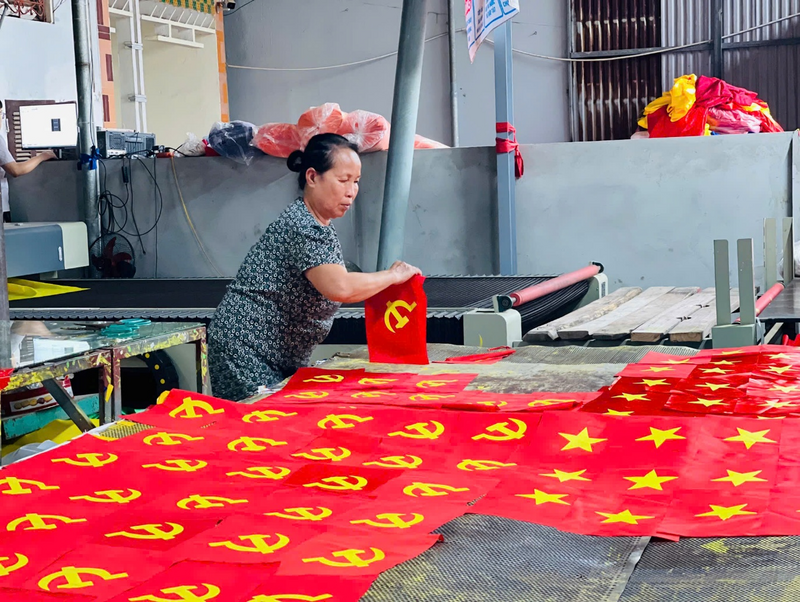 Trong “rừng cờ” rực rỡ tại quảng trường Ba Đình, nơi Chủ tịch Hồ Chí Minh đọc Tuyên ngôn Độc lập năm 1945, có không ít lá cờ được may từ chính ngôi làng này. Mang theo niềm tự hào trong khoảnh khắc thiêng liêng ngàn năm có một ấy, người dân Từ Vân đã duy trì màu cờ sắc áo, linh hồn của Tổ quốc là lá cờ tổ quốc, cờ đỏ sao vàng cho đến tận ngày hôm nay. Ảnh: Mai Linh