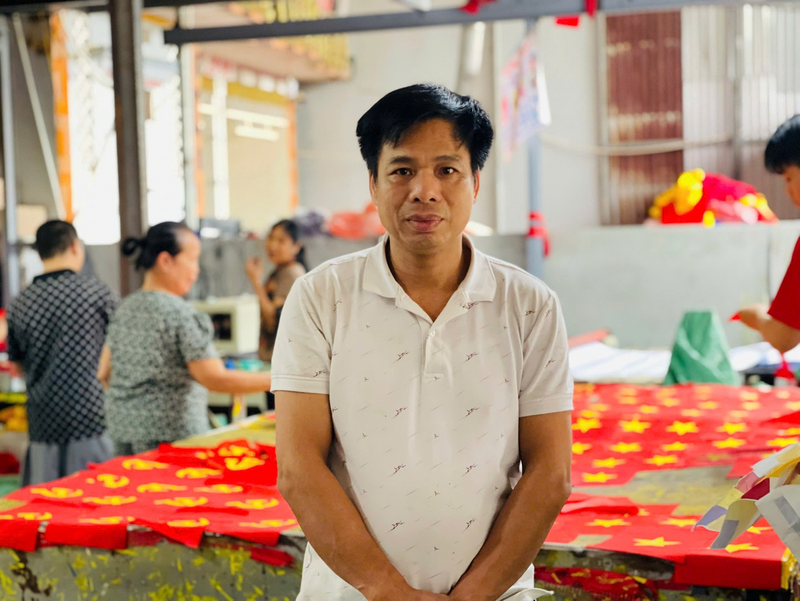 Trao đổi với phóng viên Báo Công Thương, ông Nguyễn Văn Phục, chủ cơ sở sản xuất nghề may cờ cho biết: “Từ thời bố mẹ, gia đình tôi đã gắn bó với nghề may cờ, là đầu mối cung ứng sản phẩm cho quốc gia, sống với từng đường kim mũi chỉ, sắc đỏ của lá cờ in sâu trong ký ức, đó cũng chính là động lực để tôi tiếp tục gìn giữ và nối tiếp nghề thiêng liêng này”. Ảnh: Mai Linh