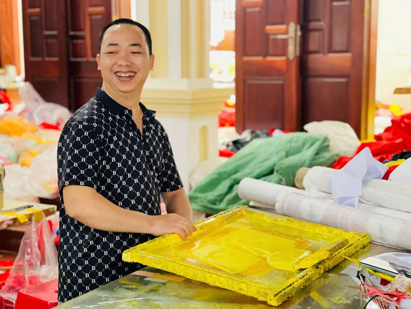 Để phục vụ các sự kiện trọng đại như kỷ niệm 50 năm ngày Giải phóng miền Nam, thống nhất đất nước, lễ kỷ niệm 80 năm Cách mạng Tháng Tám thành công và Quốc khánh nước Cộng hòa xã hội chủ nghĩa Việt Nam (A80), hay gần đây nhất là dịp chào mừng Đại hội lần thứ XIV của Đảng, bầu cử Đại biểu Quốc hội khóa XVI, đại biểu Hội đồng nhân dân các cấp, làng Từ Vân phải làm việc thâu đêm suốt sáng, “cháy hàng” khi là đơn vị cung ứng sản phẩm cờ, băng rôn phục vụ cho nhiều địa phương trên cả nước. Ảnh: Mai Linh