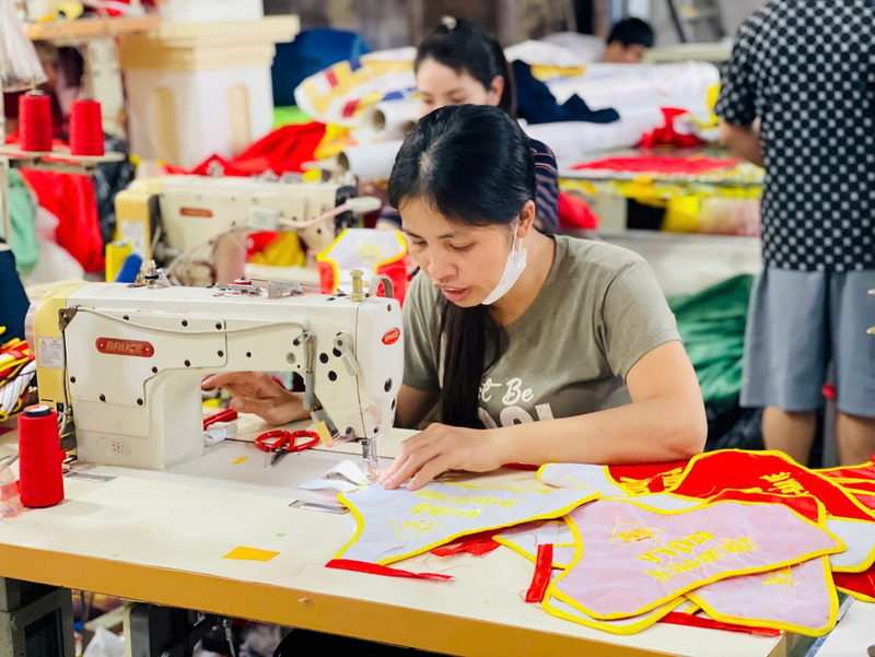 “Không chỉ dừng lại ở thị trường trong nước, sản phẩm cờ của chúng tôi vẫn nhận được lời mời sản xuất từ nước ngoài. Như năm 2025, chúng tôi đã sản xuất cờ để phục vụ một sự kiện kỷ niệm lớn tại Lào”, ông Phục tự hào nói. Ảnh: Mai Linh