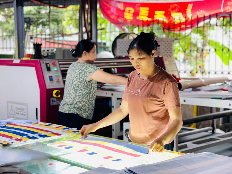 Trong bối cảnh chuyển đổi số, cơ sở sản xuất của ông Phục cũng từng bước tiếp cận công nghệ và nền tảng trực tuyến, cập nhật thông tin trên các hệ thống đấu thầu, mạng xã hội. Song, hoạt động kinh doanh vẫn chủ yếu dựa vào đầu mối hàng truyền thống để kịp cung cấp cho các đơn vị bán lẻ. Ảnh: Mai Linh