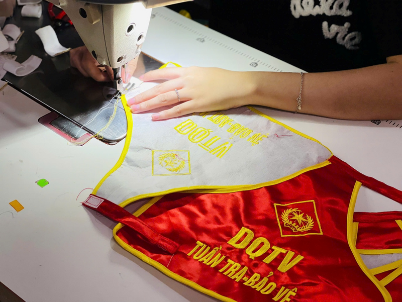 Ngoài cờ Đảng, cờ đỏ sao vàng, cờ phục vụ khai giảng năm học mới, cơ sở của ông Phục còn sản xuất thêm băng đeo tay, băng rôn, khẩu hiệu, cờ của nhiều nước trên thế giới... Dẫu vậy, cờ Tổ quốc Việt Nam vẫn là sản phẩm chủ lực mang đậm dấu ấn truyền thống và niềm tự hào của người dân nơi đây. Ảnh: Mai Linh