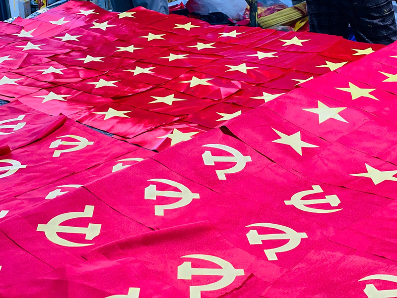 Đằng sau những lá cờ đỏ sao vàng tung bay trên mọi miền Tổ quốc là câu chuyện về nỗ lực gìn giữ truyền thống của một làng nghề để thích ứng với đời sống hiện đại. Với ông Phục, làm cờ không chỉ là công việc mà còn phải gửi gắm tình yêu đất nước qua từng đường kim mũi chỉ, tự hào khi đã dệt nên một phần “linh hồn” của dân tộc. Có như vậy mới duy trì được thu nhập ổn định, bảo đảm sinh kế cho bà con. Ảnh: Mai Linh