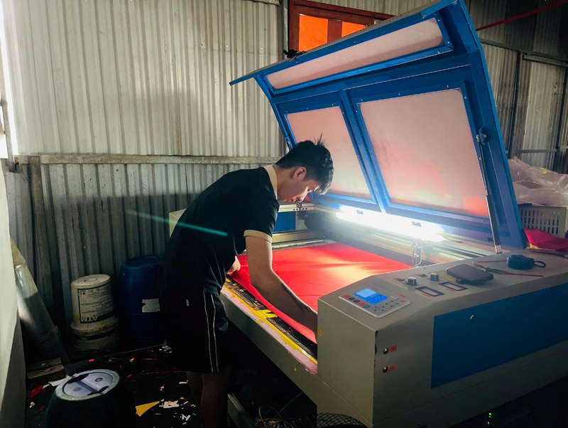 Mỗi lá cờ không chỉ là sản phẩm thủ công mà còn là kết tinh của lịch sử, của tinh thần dân tộc. Trải qua bao thăng trầm lịch sử, nghề vẫn được các thế hệ gìn giữ, tiếp nối bằng cả tình yêu và trách nhiệm. Ảnh: Mai Linh