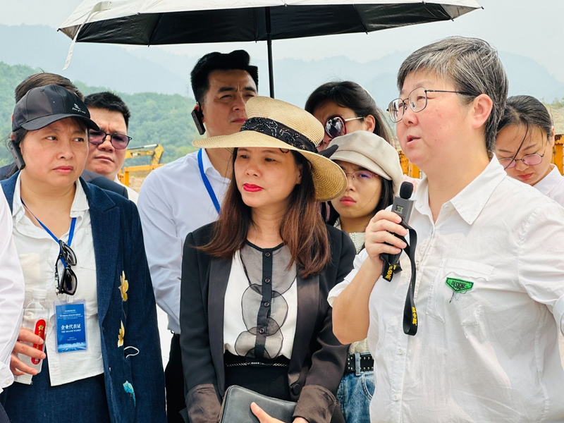 Đoàn giao dịch thương mại Việt Nam  tại Vân Nam (Trung Quốc) do Cục Xúc tiến thương mại (Bộ Công Thương) chủ trì với sự tham gia của 30 doanh nghiệp và 8 tỉnh, thành lưu vực sông Hồng. Ảnh: Đỗ Nga