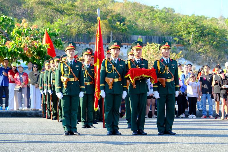 Cán bộ, chiến sĩ Bộ Chỉ huy Quân sự tỉnh Khánh Hòa thực hiện nghi lễ thượng cờ. Ảnh: Lê Sơn