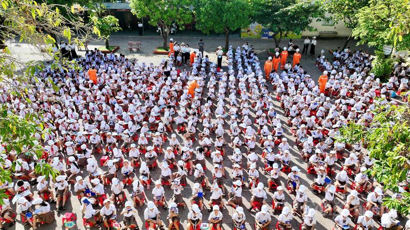 Ngành điện Hà Tĩnh lan tỏa thông điệp tiết kiệm điện tới các em học sinh. Ảnh: Cao Thảo