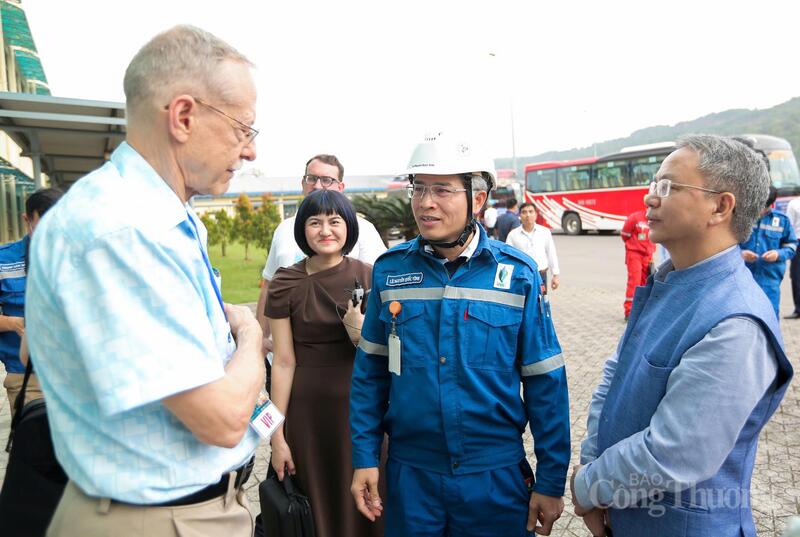 Ông Lê Nguyễn Quốc Vinh, Giám đốc Nhà máy Lọc hóa dầu Nghi Sơn chia sẻ với các nhà đầu tư nước ngoài khi đến tham quan thực tế tại nhà máy. Ảnh: Ngô Nhung