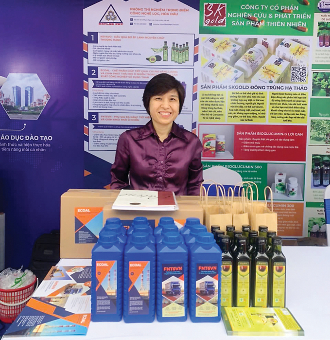 Giáo sư Vũ Thị Thu Hà tại một triển lãm giới thiệu bộ phụ gia đa năng FNT6VN. Ảnh: NVCC