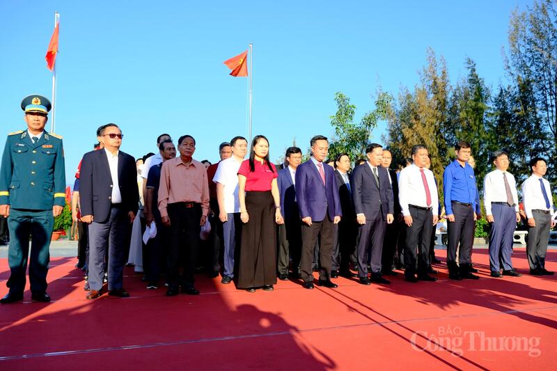 Các đại biểu dâng hoa, dâng hương tại Khu tưởng niệm các chiến sĩ Gạc Ma. Ảnh: Lê Sơn
