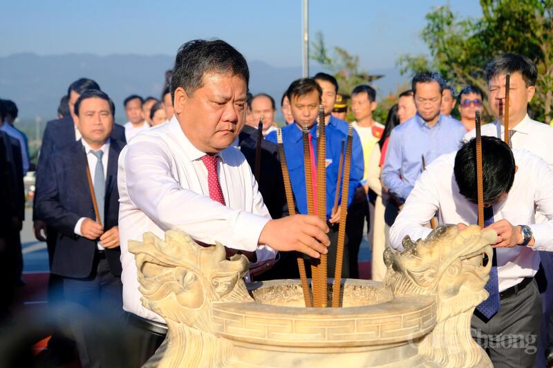 Ủy viên Ban Chấp hành Trung ương Đảng, Bí thư Tỉnh ủy, Chủ tịch UBND tỉnh Khánh Hòa Trần Phong dâng hương tại Khu tưởng niệm các chiến sĩ Gạc Ma. Ảnh: Lê Sơn