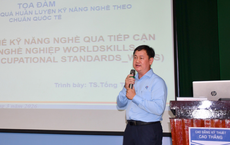TS. Tống Thanh Nhân, Phó Hiệu trưởng Trương Cao đẳng Kỹ thuật Cao Thắng trình bày tham luận “Phân tích xu thế kỹ năng nghề qua tiếp cận tiêu chuẩn nghề nghiệp WorldSkills (WorldSkills Occupational Standards - WSOS) tại sự kiện. Ảnh: Thanh Minh.