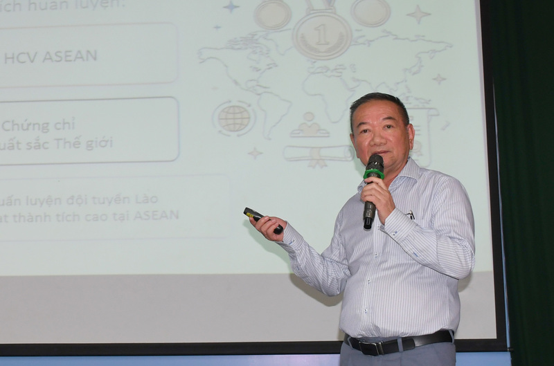 Thầy Hoàng Quốc Long, Hiệu trưởng Trường Trung cấp Nguyên Tất Thành, trình bày tham luận "Chia sẻ kinh nghiệm thực tế trong huấn luyện và tham gia thi đấu tại các kỳ thi WorldSkills" tại sự kiện. Ảnh: Thanh Minh.