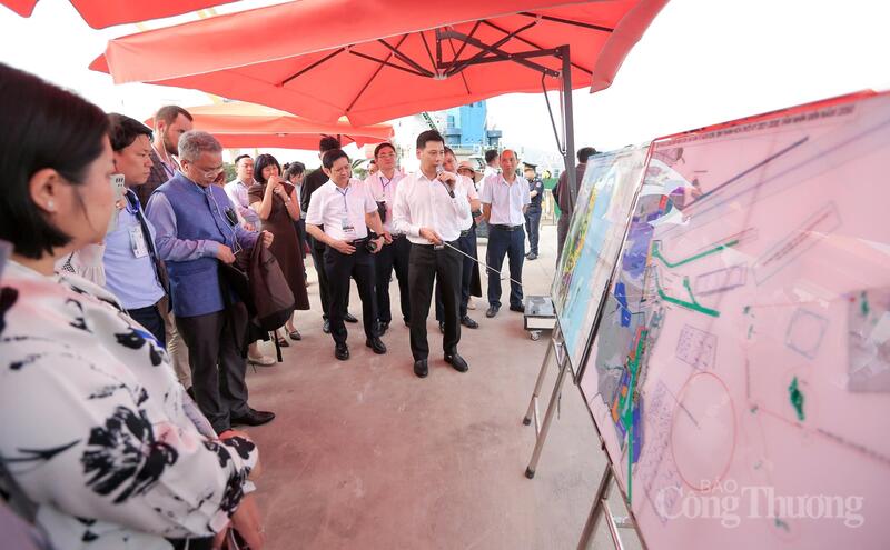 Các nhà đầu tư xem sơ đồ quy hoạch của Khu kinh tế Nghi Sơn. Ảnh: Ngô Nhung
