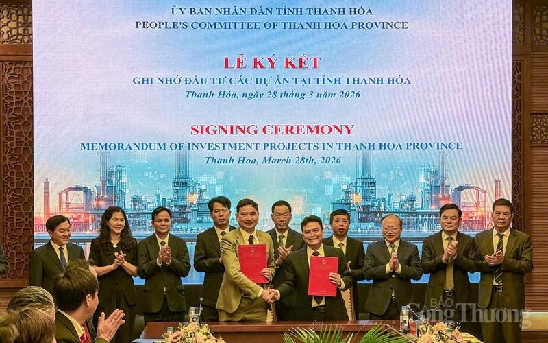 Ông Trịnh Huy Triều, Trưởng ban Quản lý Khu kinh tế Nghi Sơn và các khu công nghiệp tỉnh Thanh Hóa trao biên bản ghi nhớ đầu tư cho đại diện nhà đầu tư. Ảnh: Quốc Anh