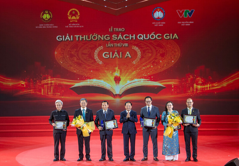 Ông Trịnh Văn Quyết, Ủy viên Bộ Chính trị, Bí thư Trung ương Đảng, Trưởng Ban Tuyên giáo và Dân vận Trung ương, trao 2 giải A cho các tác giả, dịch giả, đại diện nhà xuất bản, đơn vị liên kết có sách đạt giải. (Ảnh: TTXVN)