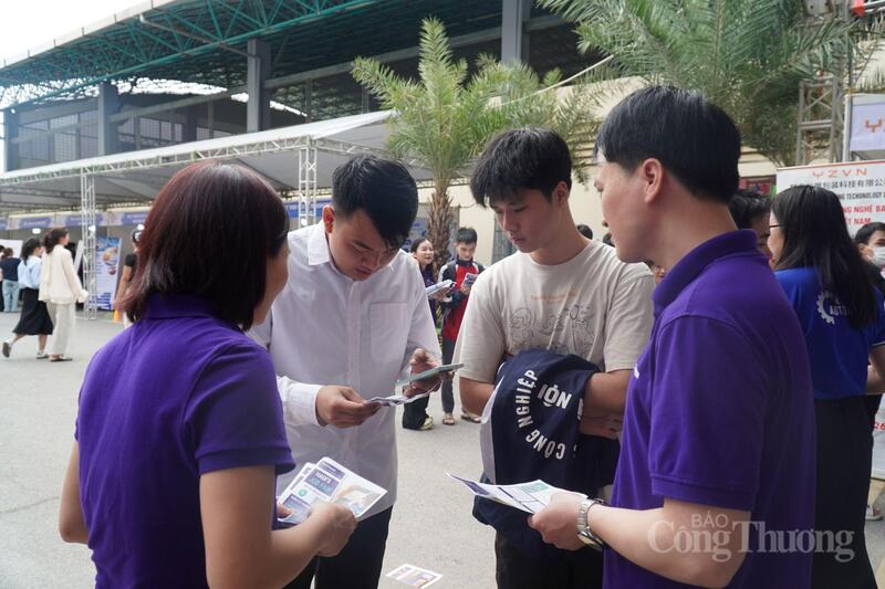 Cán bộ nhân sự Công ty TNHH Gentherm Việt Nam giới thiệu các vị trí tuyển dụng lao động cho các em sinh viên HaUI.