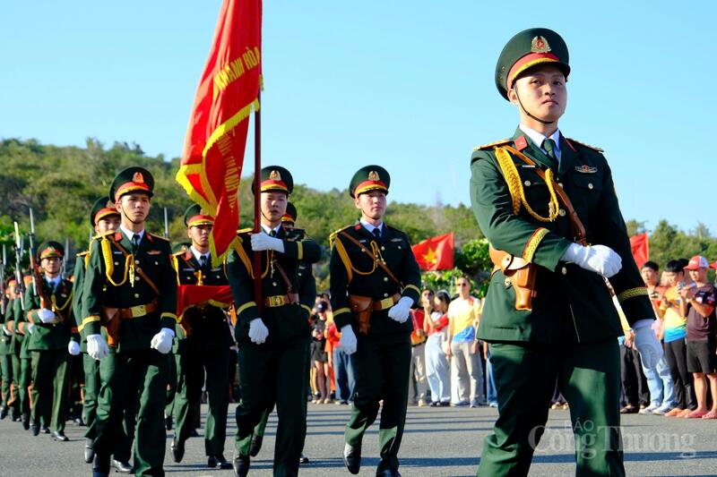 Lễ thượng cờ tưởng niệm các chiến sĩ Gạc Ma được diễn ra trang nghiêm, thể hiện sự tri ân sâu sắc của thế hệ hôm nay đối với sự hy sinh của 64 anh hùng liệt sĩ. Ảnh: Lê Sơn