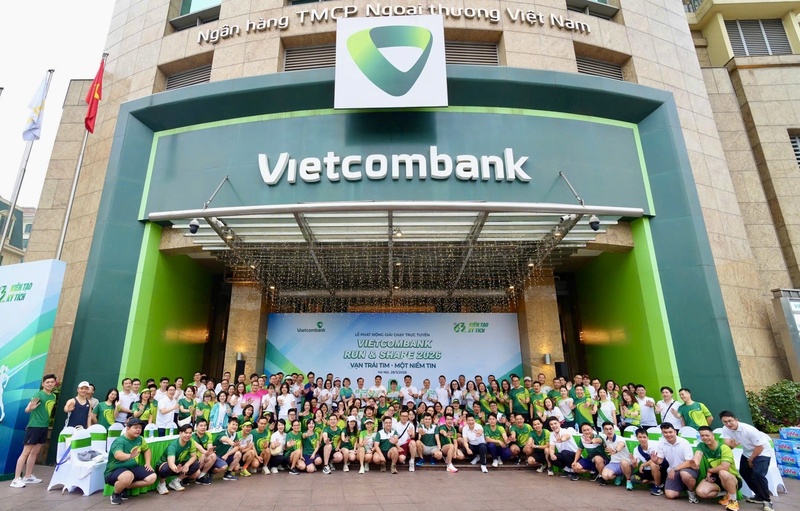 Đại diện Ban lãnh đạo Vietcombank cùng các đại biểu và VĐV chụp hình tại lễ phát động, thể hiện tinh thần quyết tâm chinh phục các cự ly của giải chạy “Vietcombank Run & Share 2026: Vạn trái tim - Một niềm tin”