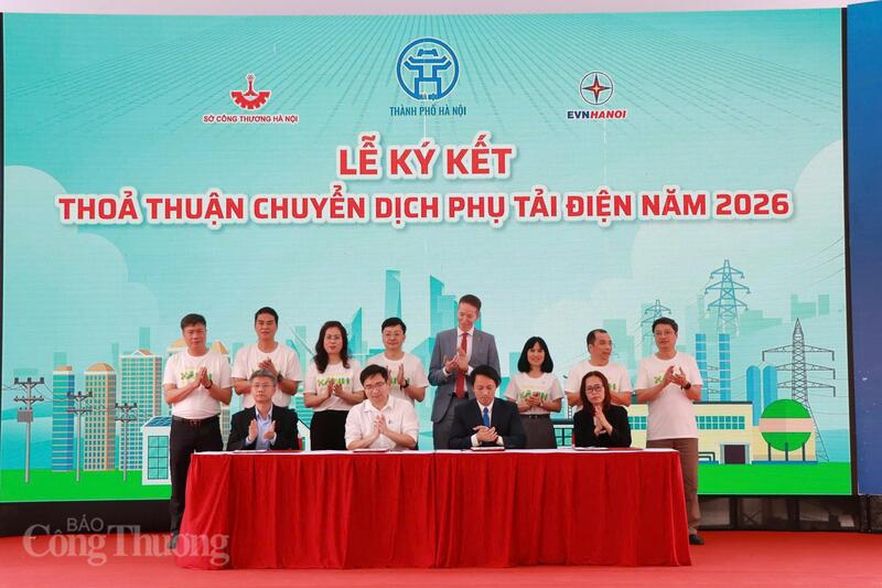 Lễ ký cam kết thỏa thuận chuyển dịch phụ tải điện. Ảnh: Thanh Tuấn