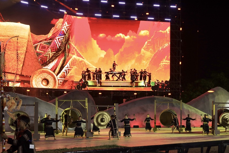 Ngay sau lễ khai mạc là chương trình nghệ thuật đặc sắc.