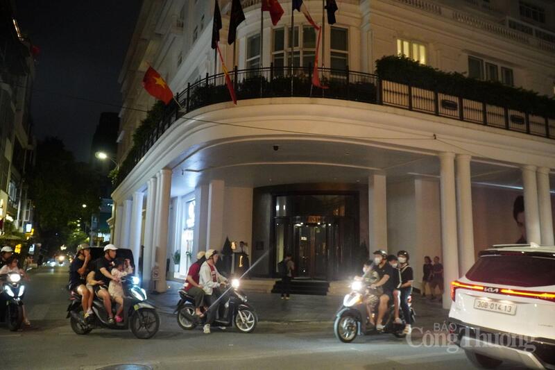 Một khách sạn trên phố Tràng Tiền tắt toàn bộ đèn trang trí và chiếu sáng
