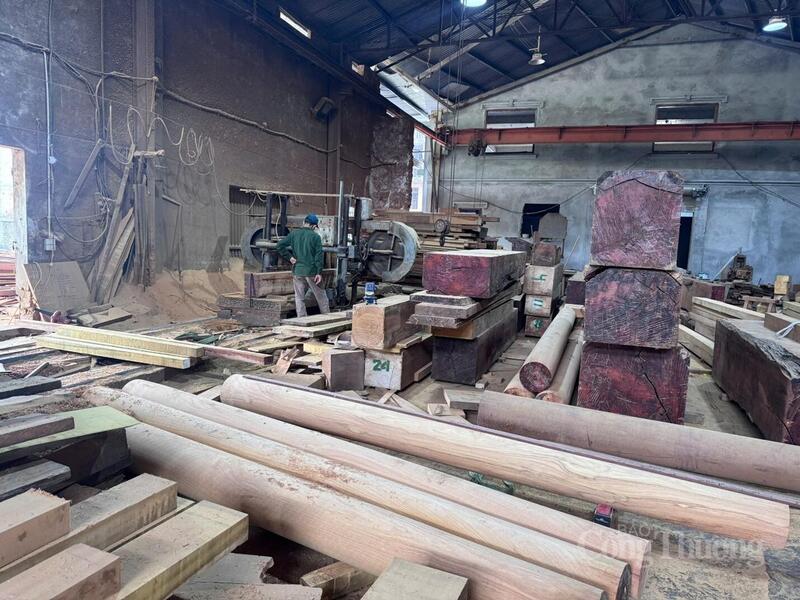 Làng mộc Phù Yên đứng trước yêu cầu cấp thiết giải bài toán ô nhiễm để phát triển bền vững. Ảnh: Lê Hà