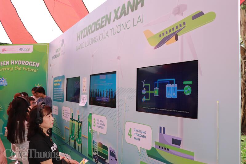 Người dân tìm hiểu các mô hình tiết kiệm năng lượng. Ảnh: Thanh Tuấn