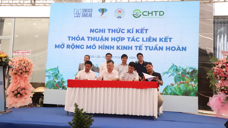 Nghi thức ký kết thoả thuận hợp tác liên kết mở rộng mô hình kinh tế tuần hoàn. Ảnh: Công Lý