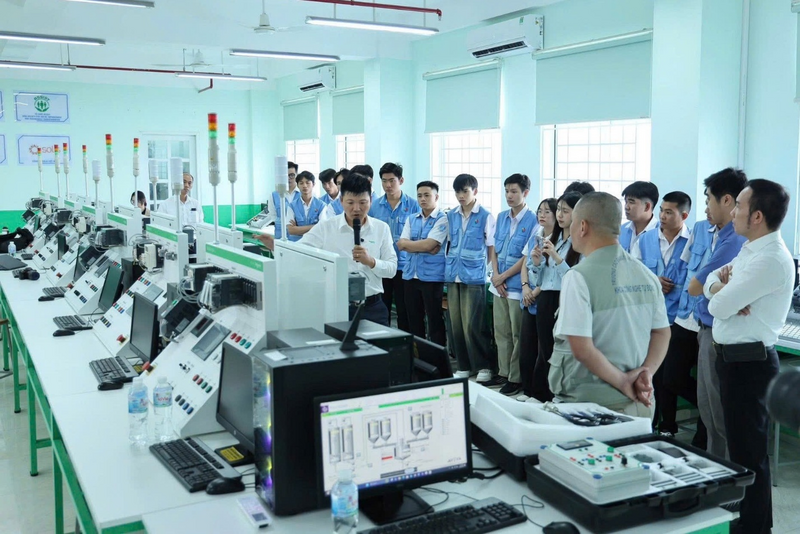 Chuyên gia Schneider Electric giới thiệu về tính năng, tác dụng của các thiết bị được lắp đặt tại phòng thực hành với các em sinh viên của trường.