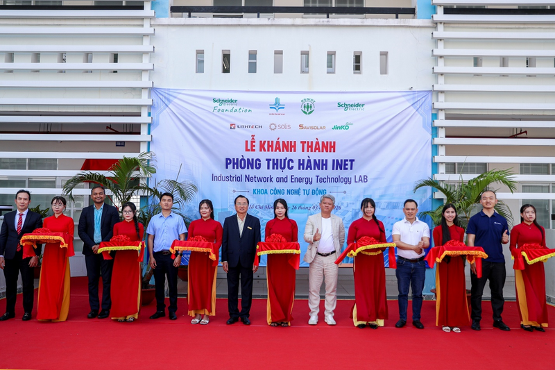 Ban Giám hiệu nhà trường cùng Schneider Electric và các đối tác thực hiện nghi thức cắt băng khánh thành Phòng thực hành INET.