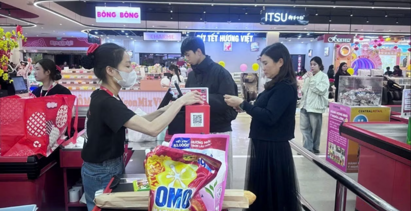 Người dân đến Trung tâm thương mại GO! Yên Bái (tỉnh Lào Cai) mua sắm hàng hóa. Ảnh: Quang Thiều